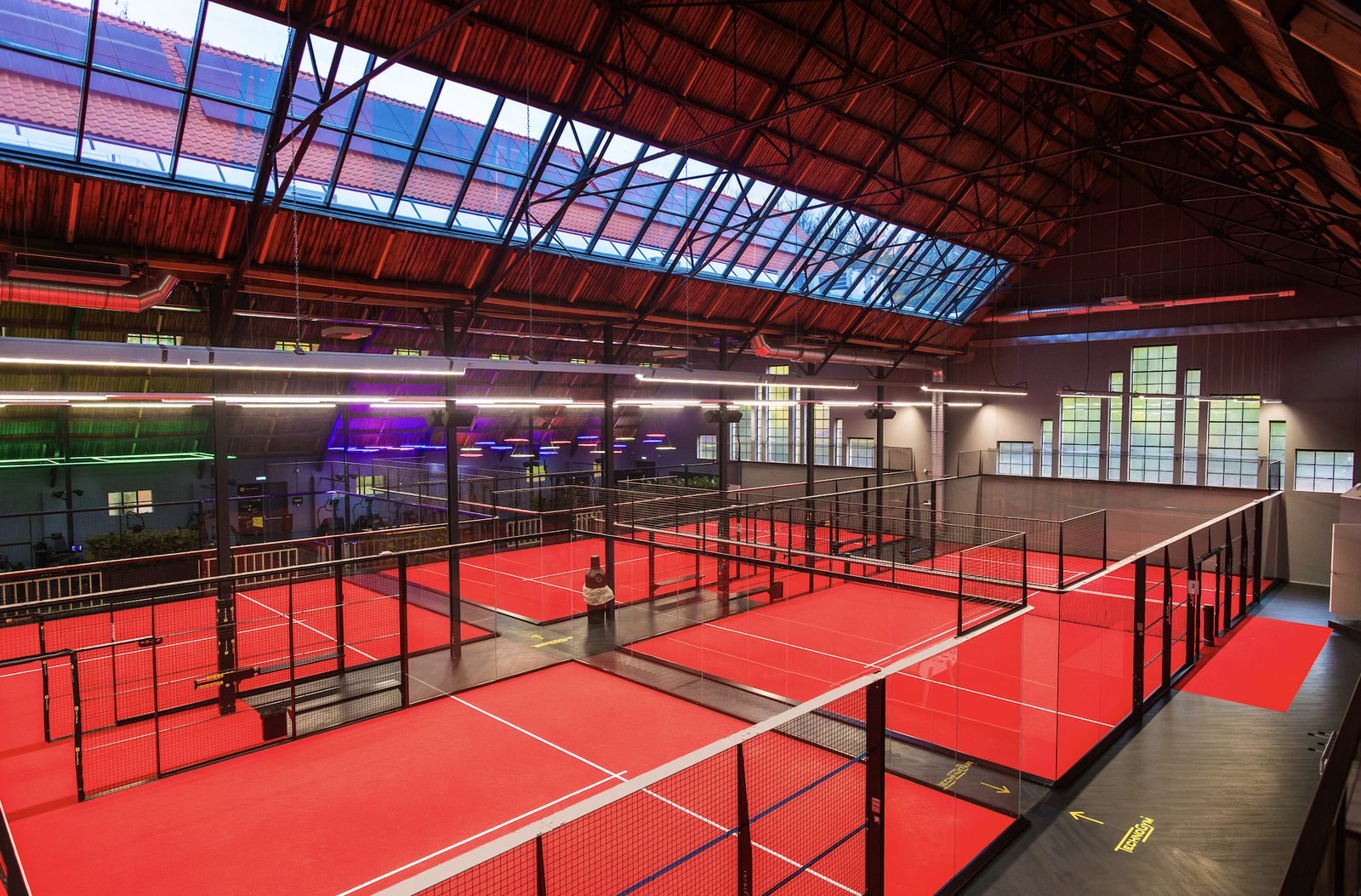 De monumentale padelhal van Nieuw Marlot met rode banen en glazen dak