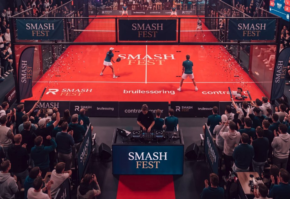 DJ draait tussen de padelbanen op Smash Fest